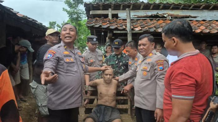DIBEBASKAN - Pak Purnomo memotong rambut dan kuku Mbah Kirno warga Dusun Gombak, Desa Temon, Kecamatan Sawoo, Kabupaten Ponorogo, Jatim sesaat setelah dilepas dari kurungan kandang besi. Mbah Kirno (60) warga Dusun Gombak, Desa Temon, Kecamatan Sawoo, Kabupaten Ponorogo akhirnya “bebas” keluar dari kurungan kandang besi yang membelenggunya selama kurang lebih 20 tahun setelah dibebaskan Pak Purnomo. 