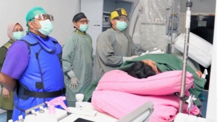 Terungkap bahaya fatal ulkus kaki diabetik yang sering tak terasa akibat kerusakan saraf, bisa berujung pada kematian jaringan hingga amputasi.