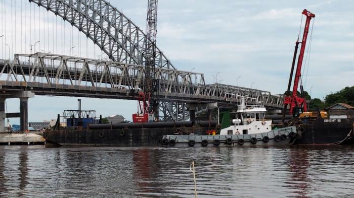 PEMBANGUNAN FENDER JEMBATAN - Pemancangan untuk membuat fender atau pelindung di Jembatan Mahakam I mulai dilakukan, pantauan Tribun Kaltim pada Rabu (28/1/2029) dari pinggir Sungai Mahakam tepatnya di halaman parkir Hotel Harris Jalan Untung Suropati, Kecamatan Sungai Kunjang, Kota Samarinda, teknis pekerjaan pemancangan tampak dilakukan menggunakan metode pemancangan di atas air dengan bantuan kapal ponton. (TRIBUNKALTIM.CO/MOHAMMAD FAIROUSSANIY)