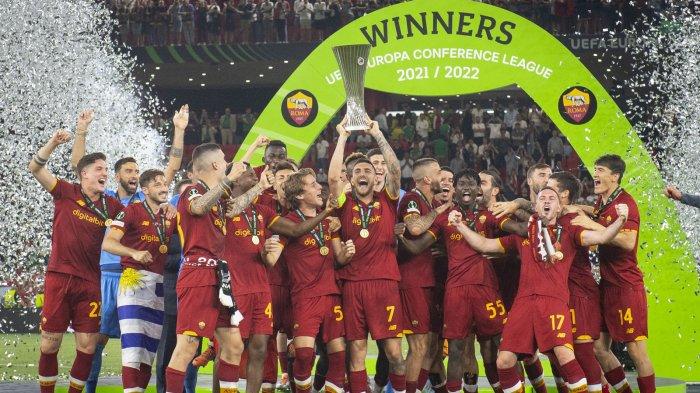 Para pemain AS Roma merayakan gelar juara UEFA Europa Conference League atau UECL. Pada laga final di Stadion Arena Kombetare Tirana, Albania, Kamis (26/5/2022) dini hari WIB, tim asuhan Jose Mourinho itu mengalahkan Feyenoord 1-0.