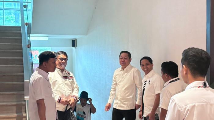 RAKERNAS PSI - Rusdi Masse Mappasessu hadir dalam Rakernas PSI 2026 di Hotel Claro Makassar, Kamis (29/1/2026). Mantan Ketua NasDem Sulsel mengenakan pakaian serba putih dan duduk bersama pejabat serta jajaran elite PSI. Kehadirannya menjadi sorotan peserta, meski belum menyatakan bergabung dengan PSI. 