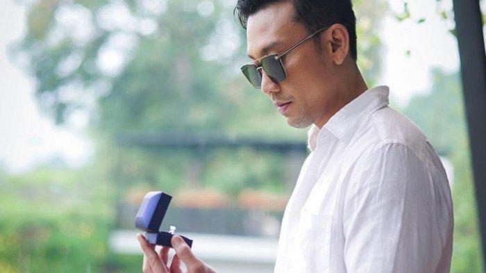 Denny Sumargo mengungkap pertunangannya.