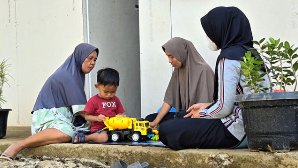 Sejumlah warga terdampak banjir dan longsor menerima bantuan Huntara Kayu Pasak di Nagari Salareh Aia, Kecamatan Palembayan, Kabupaten Agam, Sumatra Barat. Foto: Bakom RI