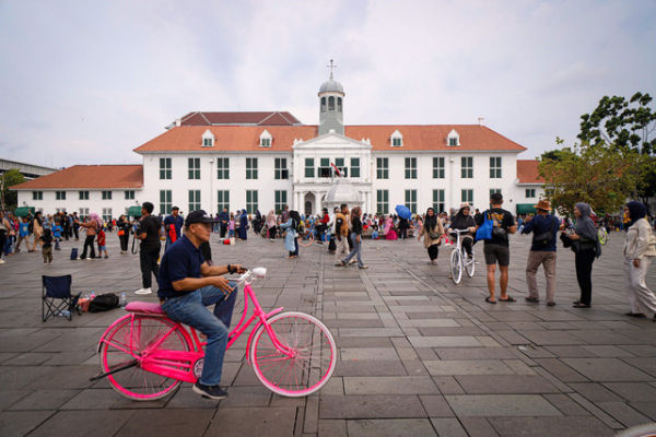 Warga bermain sepeda saat mengunjungi kawasan Kota Tua, Jakarta, Minggu (6/4/2025). Foto: Iqbal Firdaus/kumparan