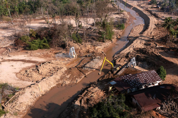 Pekerja Dinas PUPR Sumut dan prajurit TNI menyelesaikan pembuatan jembatan gantung di Kelurahan Hutanabolon, Kecamatan Tukka, Tapanuli Tengah, Sumatera Utara, Selasa (27/1/2026). Foto: Indrianto Eko Suwarso/ANTARA FOTO