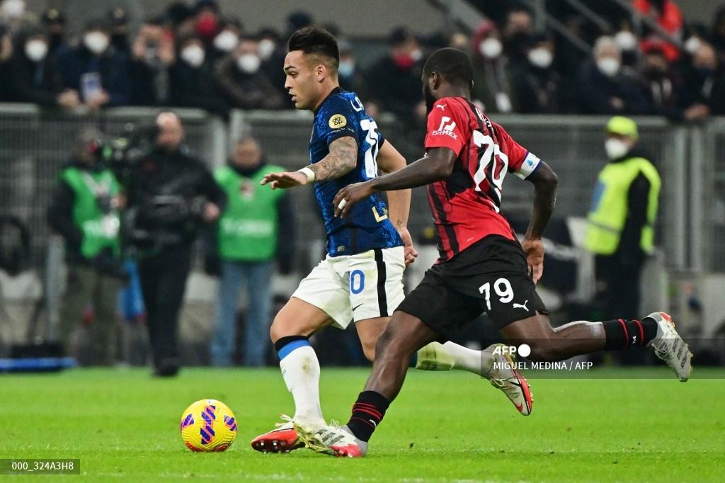 Penyerang Inter Milan Lautaro Martinez berebut bola dengan gelandang AC Milan Franck Kessie pada pertandingan sepak bola leg pertama semifinal Piala Italia antara AC Milan dan Inter Milan di Stadion Giuseppe Meazza di Milan pada 1 Maret 2022.