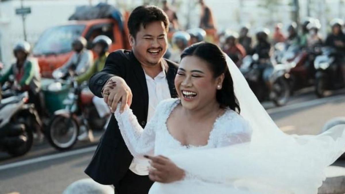 PERNIKAHAN BOIYEN - Komedian Boiyen resmi menikah dengan kekasihnya Rully Anggi. Sabtu (15/11/2025).