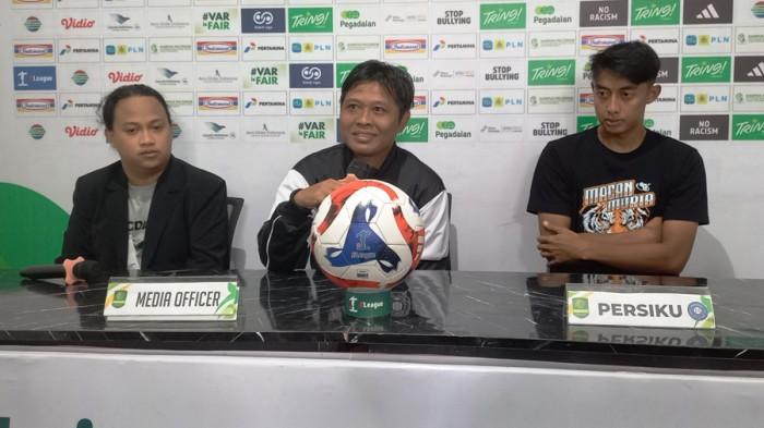 TRIO BRAZIL - Pelatih Persiku Kudus, Bambang Pujo Sumantri (tengah) saat konferensi pers di Stadion Wergu Wetan Kudus, Kamis (29/1/2026). Pada laga melawan Persipura Jayapura besok Jumat (30/1/2026), Persiku memastikan akan menurunkan trio Brazil.