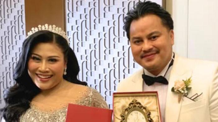 DITAGIH INVESTOR - Potret Rully Anggi Akbar dan komedian, Boiyen saat menikah. Investor berinisial RF melalui kuasa hukum menuntut pengembalian dana investasi Rp400 juta kepada suami komedian Boiyen, Rully Anggi Akbar (RAA). Investor tidak memberikan kompromi dan menunggu aksi suami Boiyen hingga Senin (5/1/2026).