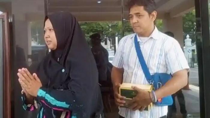 KASUS HOGI - Arsita selepas mengikuti pertemuan yang membahas Restorative Justice untuk kasus yang menjerat suaminya, Hogi Minaya, di Pengadilan Negeri Sleman. Kasus Hogi Minaya yang ditetapkan sebagai tersangka usai memepet penjambret demi melindungi istrinya mendapat perhatian serius Komisi III DPR RI. Kapolres Sleman dan Kajari Sleman dijadwalkan dipanggil untuk mencari solusi hukum yang adil pada Rabu (28/1/2026).