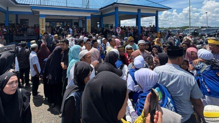 MENANTI KETIBAAN - Jemaah haji asal Malinau saat diberangkatkan menuju asrama transit menuju Tanah Suci, Sabtu (10/5/2025) lalu. Ketibaan jemaah Malinau dijadwalkan besok, Selasa (24/6/2025).(TRIBUNKALTARA.COM / MOHAMMAD SUPRI)