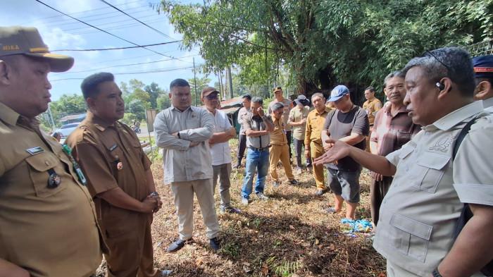 LOKASI RELOKASI - Tampak rombongan Ketua DPRD Tarakan dan Komisi 1 bersama pihak kecamatan dan kelurahan serta semua OPD terkait saat tinjau lokasi relokasi, Selasa (27/1/2026).