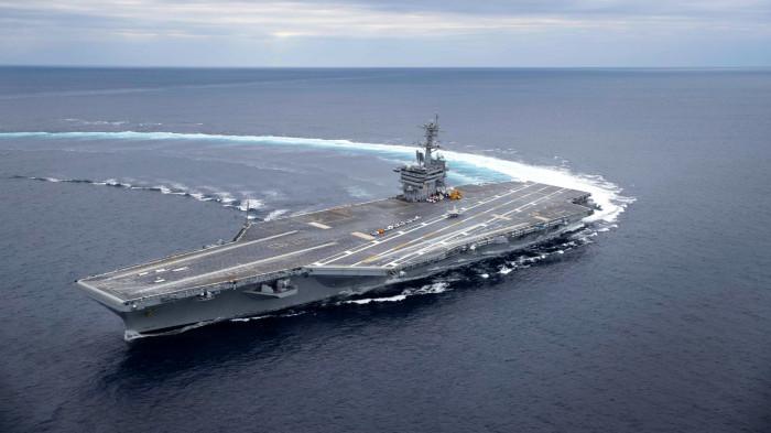 KAPAL INDUK AS - Foto yang dirilis situs resmi Angkatan Laut Amerika Serikat (U.S. Navy) memperlihatkan kapal induk kelas Nimitz USS Abraham Lincoln (CVN 72) melakukan latihan putaran kecepatan tinggi di Samudra Atlantik selama uji coba laut di Samudra Atlantik, 11 Mei 2017.