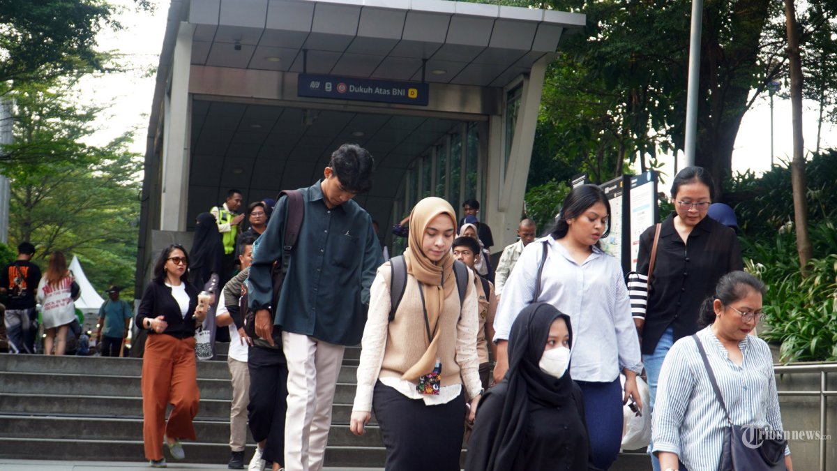 PARA PEKERJA - Sejumah pekerja melintas pada saat jam pulang kerja di Terowongan Kendal, Stasiun Dukuh Atas, Jakarta, Kamis (5/6/2025).