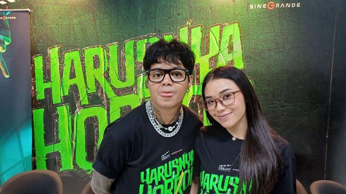 REZA ARAP LULA - Reza Arap dan Lula Lahfah saat ditemui di konferensi pers film Harusnya Horor di Jakarta Barat, Senin (4/8/2025). Lula Lahfah dituding hamil, Reza Arap kasih pembelaan pada cuitan X @yourbae pada Rabu (1/10/2025)