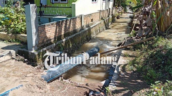 PENANGANAN KEKERINGAN- Penampakan air sungai mengalir melalui pipa usai dinaikkan menggunakan mesin pompa di Kelurahan Koto Panjang Ikua Koto, Kecamatan Koto Tangah, Kota Padang, Kamis (29/1/2026).