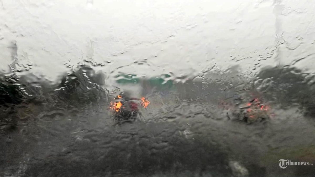 ILUSTRASI HUJAN - Hujan lebat mengguyur Ibukota DKI Jakarta, Kamis pagi (22 April 2025). Hingga membuat sejumlah Jalan dan Kawasan tergenang, seperti di Jalan Tol JORR kawasan Meruya mengarah ke Tol Tangerang pukul 10.35 WIB. (Tribunnews/Yuli Sulistyawan)