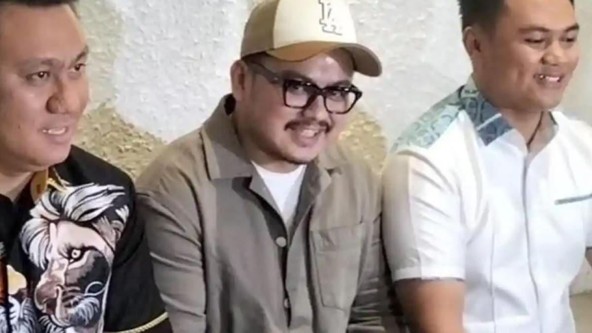 PENIPUAN SUAMI BOIYEN - Suami komedian Boiyen, Rully Anggi Akbar alias Ezel (tengah) bersama tim kuasa hukumnya, Husor Hutasoit dan Ben Zebua, di kawasan Cempaka Putih, Jakarta Pusat, Rabu (14/1/2026).
