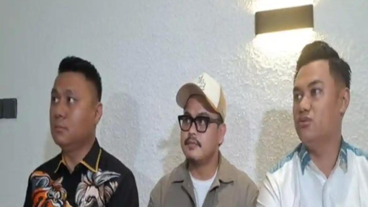 RULLY ANGGI MUNCUL - Rully Anggi Akbar (tengah) suami komedian Boiyen bersama dua kuasa hukumnya akhirnya muncul mengklarifikasi soal dugaan penipuan dan penggelapan dana investasi.