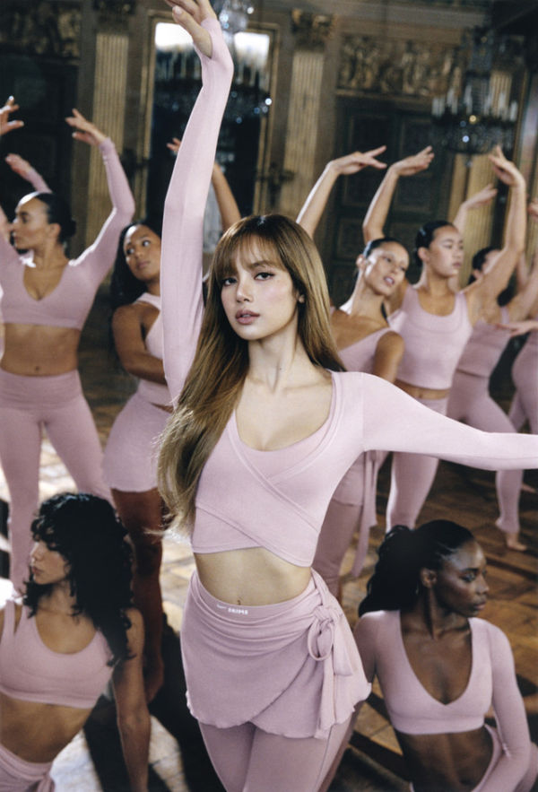Lisa Blackpink bintangi iklan untuk koleksi NikeSKIMS terbaru, terinspirasi dari estetika balerina. Foto: Dok. Nike