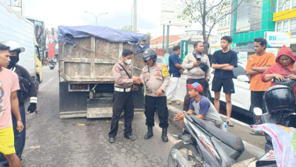 Polisi melakukan Olah TKP di lokasi kecelakaan yang menewaskan pemotor wanita. Dok: Istimewa