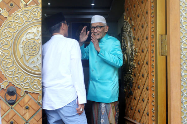 Rais Aam PBNU KH Miftachul Akhyar (kanan) menyapa wartawan usai menggelar pertemuan bersama jajaran PBNU di Pondok Pesantren Miftachussunnah, Surabaya, Jawa Timur, Minggu (28/12/2025). Foto: ANTARA FOTO/Moch Asim