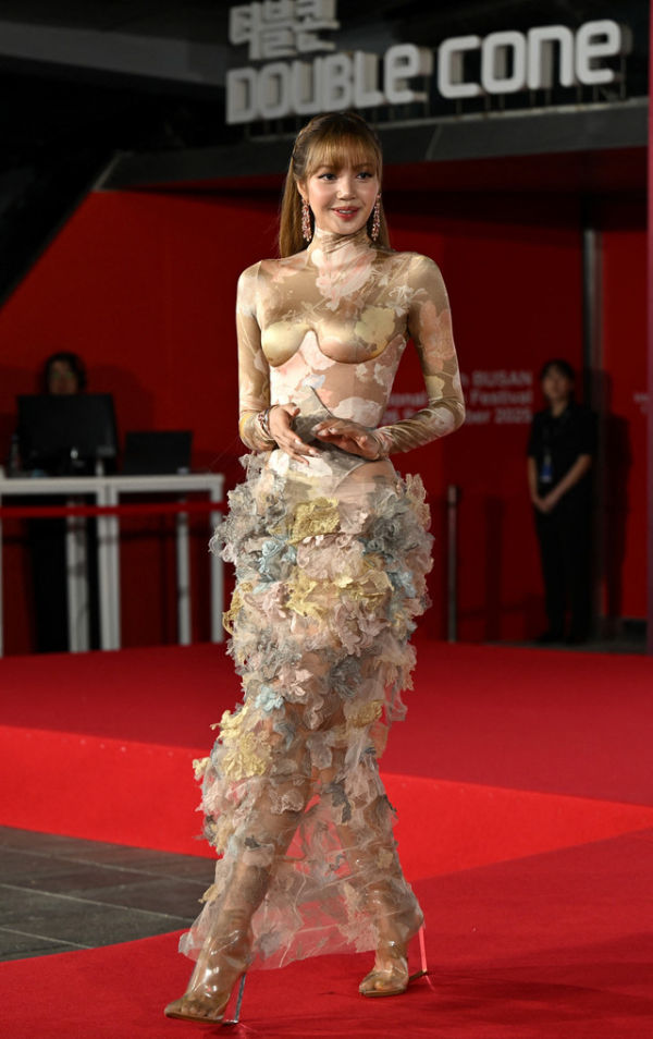 Anggota grup K-pop Blackpink Lisa tiba menghadiri upacara pembukaan Festival Film Internasional Busan (BIFF) ke-30 di Busan Cinema Center di Busan pada 17 September 2025. Foto: Jung Yeon-je / AFP