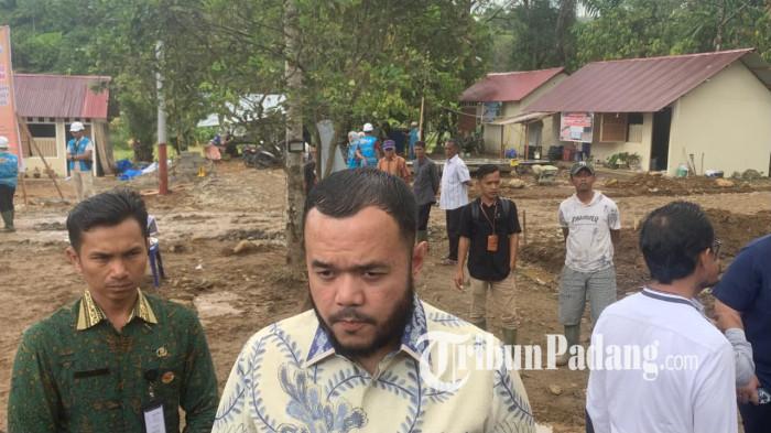 PASCABENCANA PADANG - Wali Kota Padang, Fadly Amran, saat memberikan keterangan di kawasan hunsela Kapalo Koto, Kecamatan Pauh, Kota Padang, Kamis (29/1/2026).