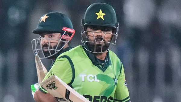 तीन सामन्यांच्या टी20 मालिकेतील पहिल्या सामन्यात पाकिस्तानने ऑस्ट्रेलियाला पराभूत केलं. पाकिस्तानने ऑस्ट्रेलियाला 22 धावांनी नमवलं. यासह तीन सामन्यांच्या मालिकेत 1-0 ने आघाडी घेतली आहे. (Photo- PTI)