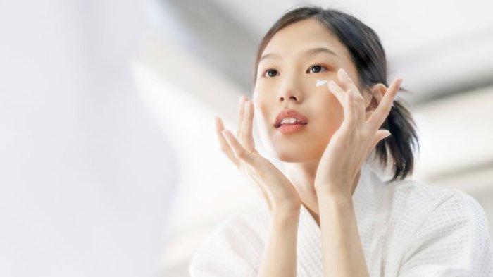 ilustrasi merawat kulit di musim hujan, apakah skincare yang digunakan di musim hujan dan musim kemarau sama?