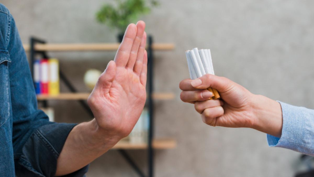 Ilustrasi kebiasaan merokok dapat menyebabkan tekanan darah tinggi, berikut ini beberapa kebiasaan yang tanpa disadari dapat menyebabkan tekanan darah tinggi