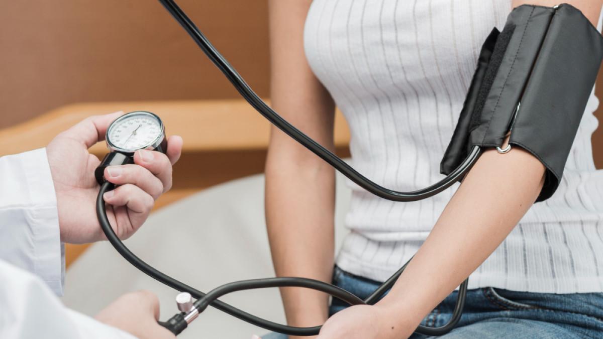 Ilustrasi seseorang yang sedang mengalami tekanan darah tinggi atau hipertensi, berikut ini beberapa kebiasaan yang tanpa disadari dapat menyebabkan tekanan darah tinggi