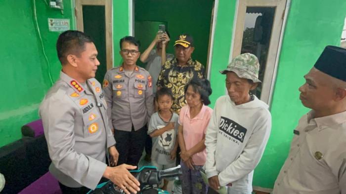 PEDAGANG ES GABUS - Kapolres Metro Depok Kombes Pol Abdul Waras memberikan sepeda motor dan modal usaha kepada Suderajat, pedagang es gabus yang dituduh pakai spons, di rumahnya, Bojonggede, Kabupaten Bogor, Jawa Barat, Selasa (27/1/2026). Bantuan ini diberikan setelah tudingan tersebut dipastikan tidak benar dan dagangan Suderajat dinyatakan aman dikonsumsi.