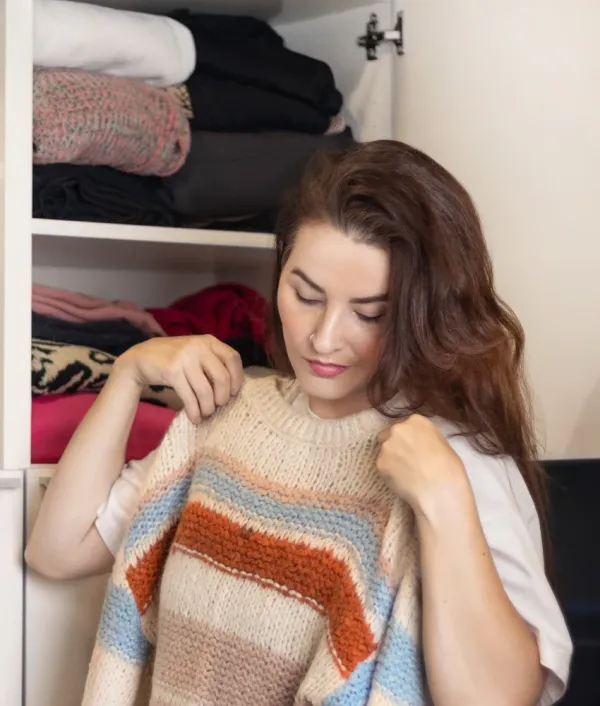 professional organizer says woman should throw away old clothes