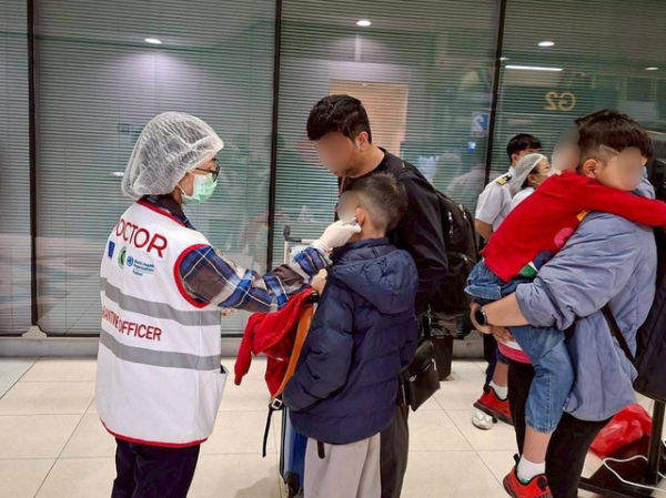 Skrining di Bandara Thailand untuk mencegah masuknya virus Nipah, Minggu (25/1/2026). Foto: thailand.prd.go.th