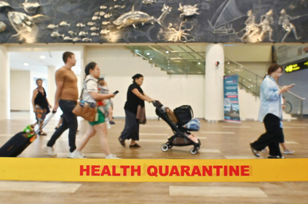 Penumpang pesawat berjalan melewati area pemeriksaan Balai Besar Kekarantinaan Kesehatan Kelas I Denpasar di Terminal Internasional Bandara Internasional I Gusti Ngurah Rai, Badung, Bali, Kamis (29/1/2026). Foto: Fikri Yusuf/ANTARA FOTO