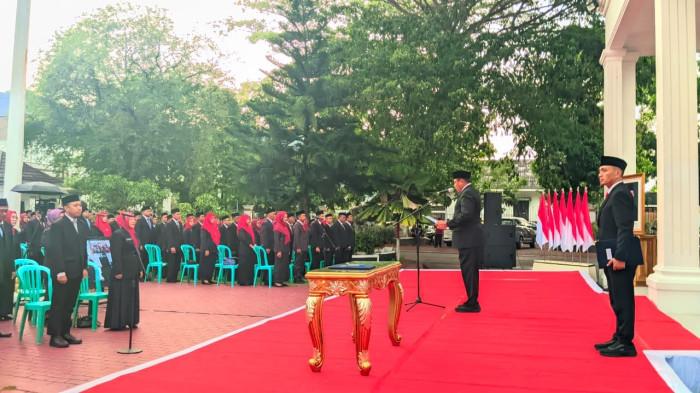 PELANTIKAN PEJABAT -- Gubernur Gorontalo, Gusnar Ismail saat membacakan sumpah janji jabatan. Gubernur melantik ratusan pejabat Pemprov Gorontalo, Kamis (29/1/2026) sore Wita.