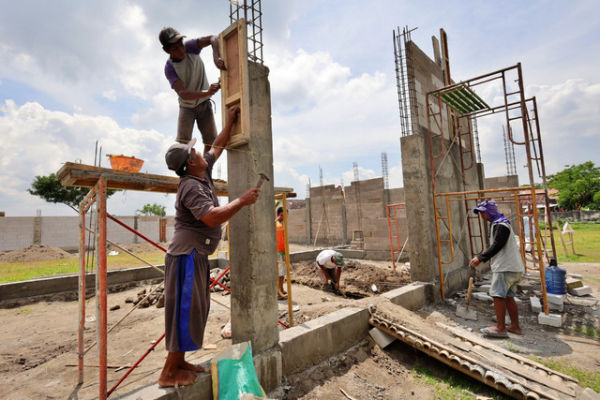 Sejumlah pekerja melakukan pengecoran di lokasi pembangunan gerai fisik Koperasi Desa Merap Putih, Desa Tegowangi, Kabupaten Kediri, Jawa Timur, Selasa (13/1/2026). Foto: Prasetia Fauzani/ANTARA FOTO