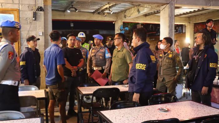 PENGANIAYAAN DI PALOPO – Polisi mendatangi kafe dan tempat biliar di Kota Palopo. Tujuannya adalah untuk memastikan keamanan dan kenyamanan masyarakat, menyusul kasus pengeroyokan di Cafe Up Street.