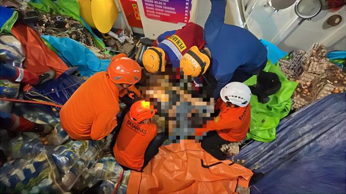 PROSES EVAKUASI - Detik-detik evakuasi korban tewas kapan KM Dharma Kartika IX miring di Pelabuhan Semayang yang berlangsung lebih dari enam jam karena truk dan muatan saling menimpa. (TRIBUNKALTIM.CO/DWI ARDIANTO)