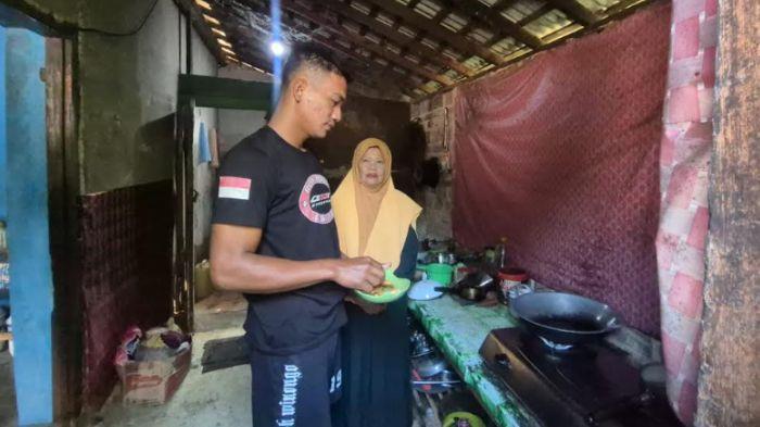 KARYAWAN NIKAHI MAJIKAN - Pasutri beda usia 28 tahun, Sisri dan Ahmad saat memasak bersama di rumahnya, Desa Nglayang, Kecamatan Jenangan, Kabupaten Ponorogo, Jawa Timur, Jumat (30/1/2026). Ahmad dulunya merupakan karyawan Sisri di tempat usaha jual beli sekam di Desa Nglayang, Jenangan.