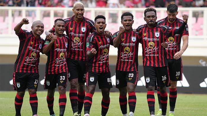 SELEBRASI - Persipura Jayapura sukses memenangi laga sengit melawan Deltras FC Sidoarjo pada lanjutan Liga 2 di Stadion Lukas Enembe, Minggu (4/1/2026).  Jeam Kelly Sroyer sukses membawa Mutiara Hitam unggul 1-0 pada menit ke-59.