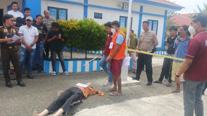 REKA ADEGAN-Pelaku pembunuhan Hijrah, karyawati Koperasi di Pasangkayu, berlangsung di polres Pasangkayu dan disaksikan oleh sejumlah pihak keluarga korban, Kamis (27/11/2025). Pelaku menjalani 17 adegan.
