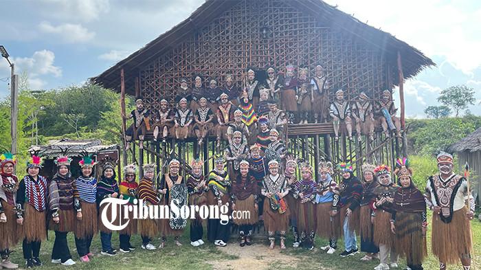 RUMAH ETNIK PAPUA - Prosesi adat yang unik dan penuh makna mewarnai penyambutan para dekan dan delegasi Fakultas Kedokteran se-Indonesia di Rumah Etnik Papua, Kabupaten Sorong, Papua Barat Daya, Jumat (30/1/2026).