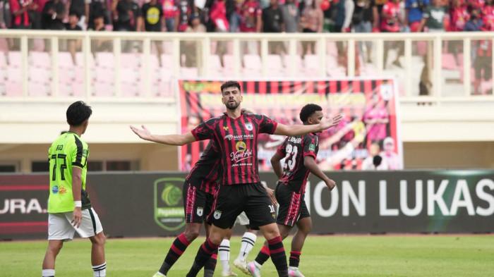 SELEBRASI - Striker asinhg Persipura Jayapura, Mathius Silva melancarkan protes saat menjamu PSS Sleman di Stadion Lukas Enembe, Jayapura, Papua, Sabtu (24/1/2026). Penonton dalam laga pekan ke-17 Championship memecahkan rekor di Papua. Skor imbang 1-1.