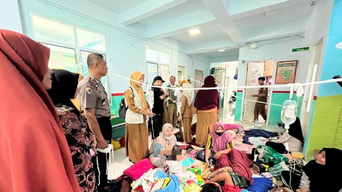 KERACUNAN MBG - Korban keracunan MBG yang dirawat di Puskesmas Sendana II, Kabupaten Majene, Sulawesi Barat, Selasa (13/1/2026).