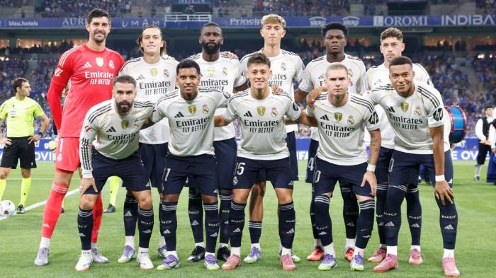 STARTING LINE-UP - Para pemain Real Madrid melakukan foto bersama sebelum pertandingan melawan Real Oviedo di Stadion Carlos Tartiere pada pekan kedua Liga Spanyol, Senin (25/8/2025) dini hari WIB.