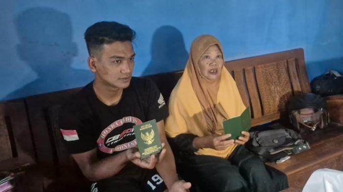 MESRA - Pasutri beda usia 28 tahun, Sisri dan Ahmad saat menunjukkan buku nikah mereka di rumahnya, Desa Nglayang, Kecamatan Jenangan, Kabupaten Ponorogo, Jawa Timur, Jumat (30/1/2026). Sisri diketahui kelahiran 1968 yang saat ini berusia 58 tahun. Sedangkan Ahmad Suryatna lahir tahun 1996 yang berusia 30 tahun.