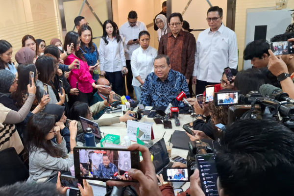 Direktur Utama PT Bursa Efek Indonesia (BEI) Iman Rachman (tengah) mengumumkan pengunduran diri kepada wartawan di Media Center Bursa Efek Indonesia, Jakarta, Jumat (30/01). Foto: ANTARA FOTO/Muhammad Heriyanto