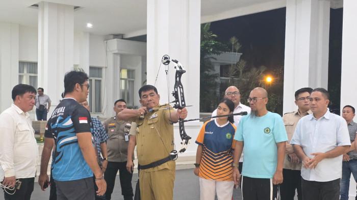 PERAGAKAN - Gubernur Sulut Yulius Selvanus Komaling (YSK) dengan panah miliknya saat melakukan latihan di Wisma Negara Bumi Beringin belum lama ini.